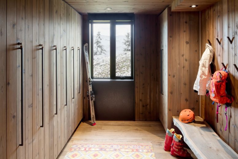 entryway with a practical bench This is the entryway with a bench, which is ideal to store all the winter sport stuff