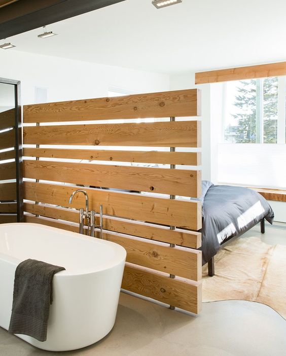 such an uneven wooden screen makes both the bathroom and bedroom more private and is a decor feature itself