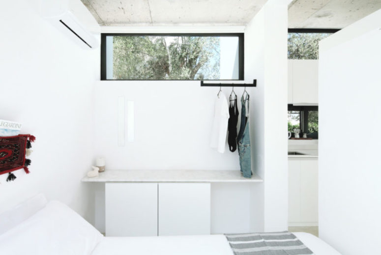 There's also a cabinet and an open storage space - everythign is forseen here