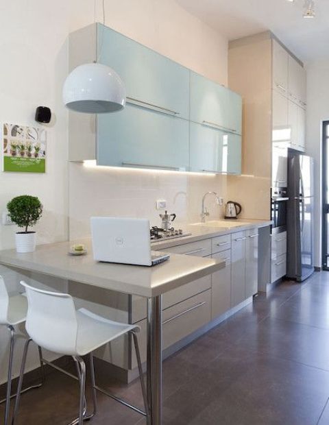 keep your kitchen uncluttered adding only the elements that you really need