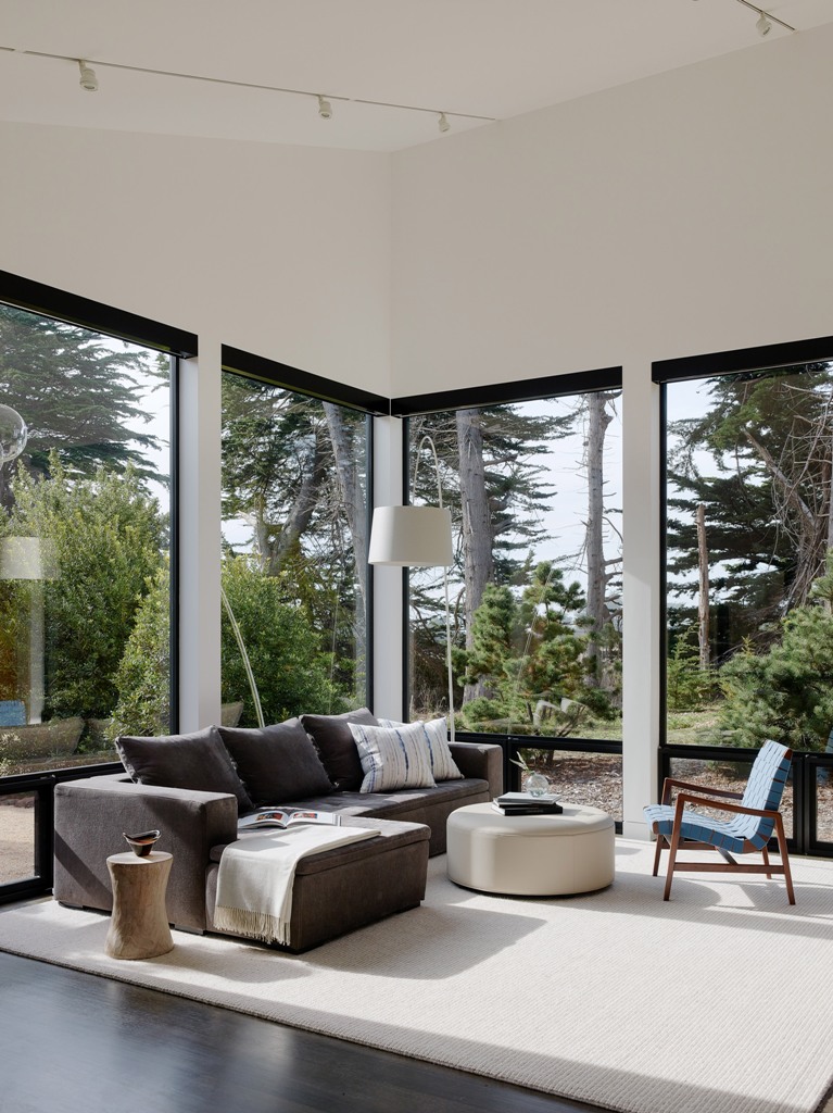 The living room is designed so that it seems that the furniture is placed right in the forest, an incredible idea to connect to nature The living room is designed so that it seems that the furniture is placed right in the forest, an incredible idea to connect to nature