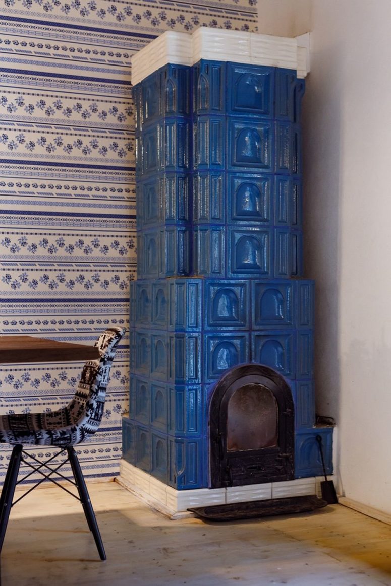 Here you'll see another vintage hearth painted bold blue, which adds coziness to the space