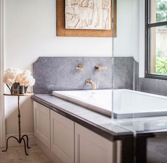 25 Chic Bathtub Backsplashes To Stand Out - DigsDigs