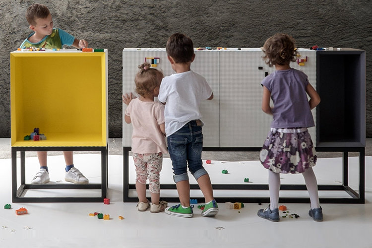 This creative and fun storage furniture is ideal for families with children, as they will enjoy covering it with LEGOs This creative and fun storage furniture is ideal for families with children, as they will enjoy covering it with LEGOs