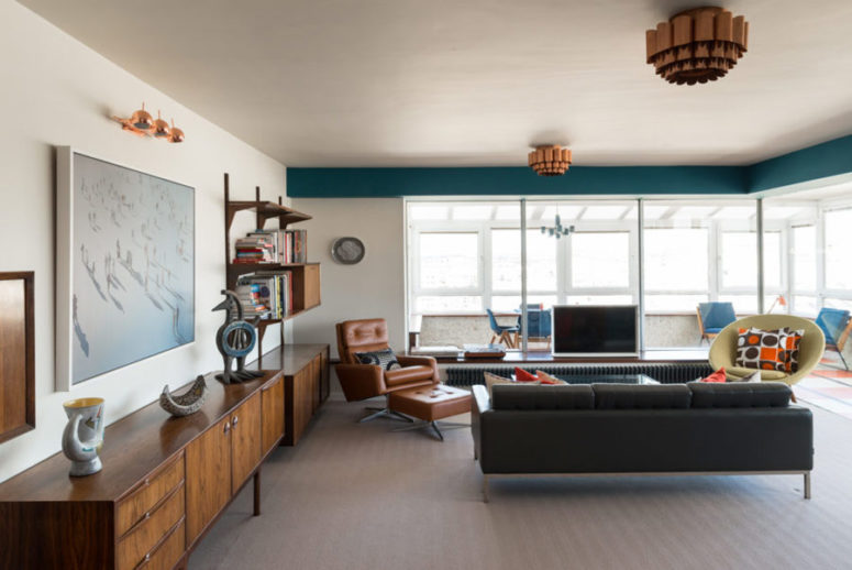 The living room is fully wrapped with a balcony, which fills the space with light and provides the views The living room is fully wrapped with a balcony, which fills the space with light and provides the views