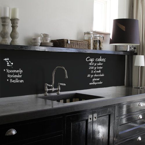 nero lucido, cucina con dark calcestruzzo controsoffitti e una lavagna backsplash per gesso su ricette e liste