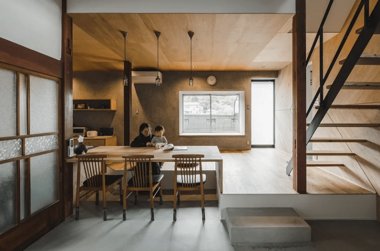 The different floor heights helped to create a catchy floor in the dining zone, which is used as a seat The different floor heights helped to create a catchy floor in the dining zone, which is used as a seat