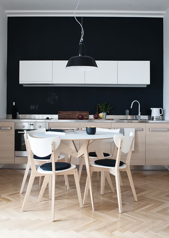 o bucătărie contemporană cu mobilier din lemn PAL și alb și un backsplash de tablă și blakc atinge pentru un aspect elegant