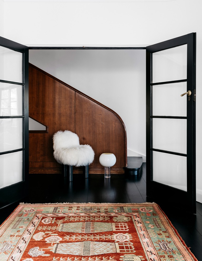 The monochrome color scheme was integrated into the decor to keep it in perfect harmony with the facades of the house The monochrome color scheme was integrated into the decor to keep it in perfect harmony with the facades of the house