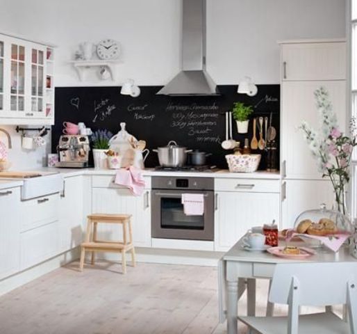 uma linda cozinha branco com um quadro-negro backsplash e a menta, o conjunto de jantar para um look chique