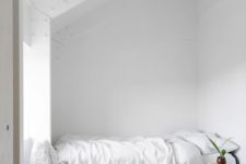 06 stick to light colors to make the room look fresh, here an all-white space is done with an acrylic chair and a wooden table