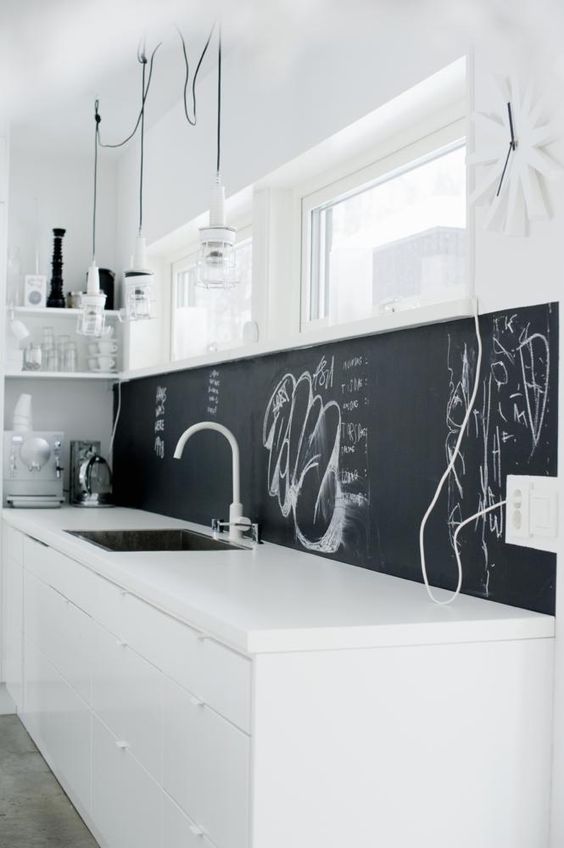 minimalista cucina bianca con una lavagna backsplash che aiuta a stare fuori e guardare più interessanti