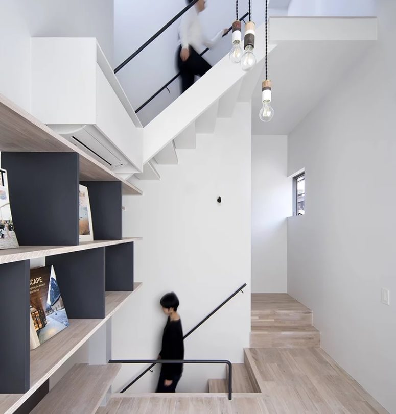 There are several staircases to reach different rooms, the height of the ceiling is highlighted with pendant lamps There are several staircases to reach different rooms, the height of the ceiling is highlighted with pendant lamps