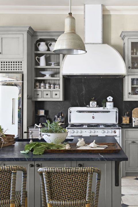 een moderne boerderij keuken in grijs met een schoolbord backsplash dat geeft een leuke touch aan de ruimte