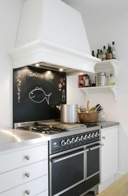 un petit dosseret de tableau noir sur la cuisinière pour s'adapter à la conception de la cuisinière et mettre en évidence l'espace