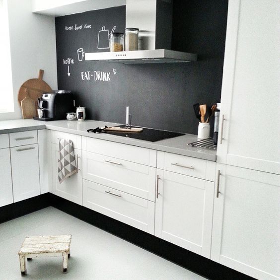 bianco Scandinavo cucina con lavagna backsplash che contrasti e aggiunge profondità allo spazio