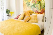 21 a colorful statement wall with an oversized artwork and matching pillows and a bedspread for summer