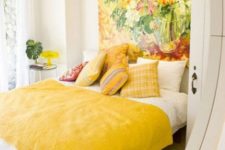 21 a colorful statement wall with an oversized artwork and matching pillows and a bedspread for summer