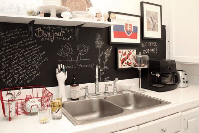 criar um forte contraste com o branco armários e bancadas e um quadro-negro backsplash