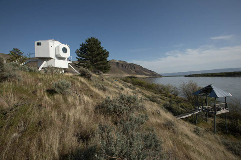 This tiny dwelling is ideal for placing it somewhere as a weekend home, and its design is sure to inspire you This tiny dwelling is ideal for placing it somewhere as a weekend home, and its design is sure to inspire you