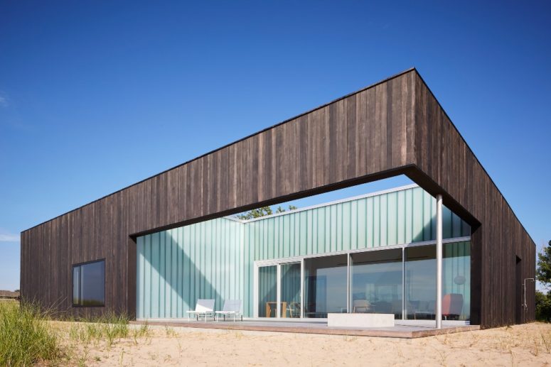 Courtyard House With The Views Of Lake Michigan