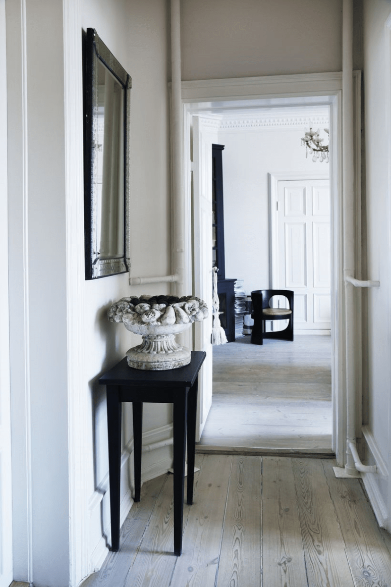 Plaster and wood are used as basic materials for decor