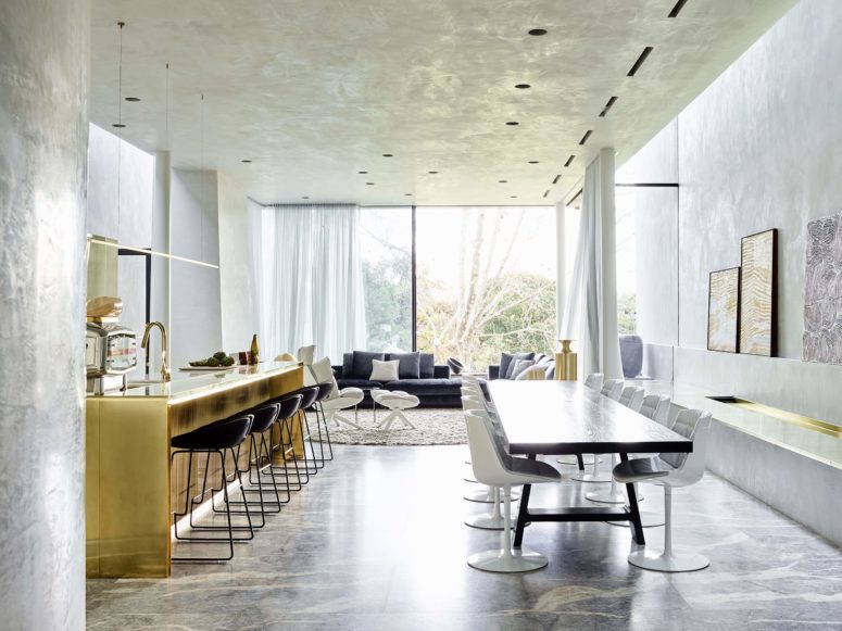 The dining and living rooms are united, there's much light thanks to glazed walls and gorgeous furniture The dining and living rooms are united, there's much light thanks to glazed walls and gorgeous furniture