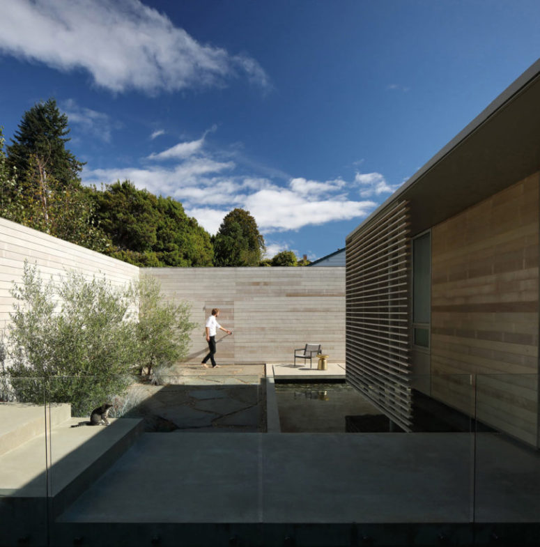 minimalist courtyard design The privacy is kept with walls around the spot, which also make the courtyard safe for the pets to walk in