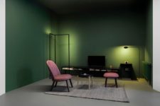 An irregular corner of the apartment has been put in the ‘color pocket’ in emerald with pink chairs