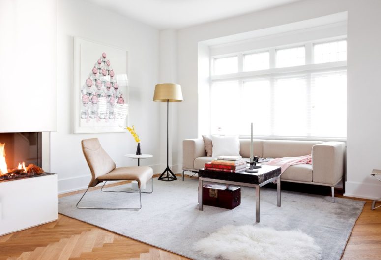 vintage decor for a contemporary interior The living room is flooded with light, there's comfy furniture and a built-in fireplace, some vintage finds to add interest to the interior