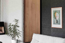 05 Touches of wood, a cool rug, greenery and an artwork make the space cooler
