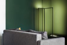 06 In the living room, the ‘color pocket’ separates the resting zone and the passage