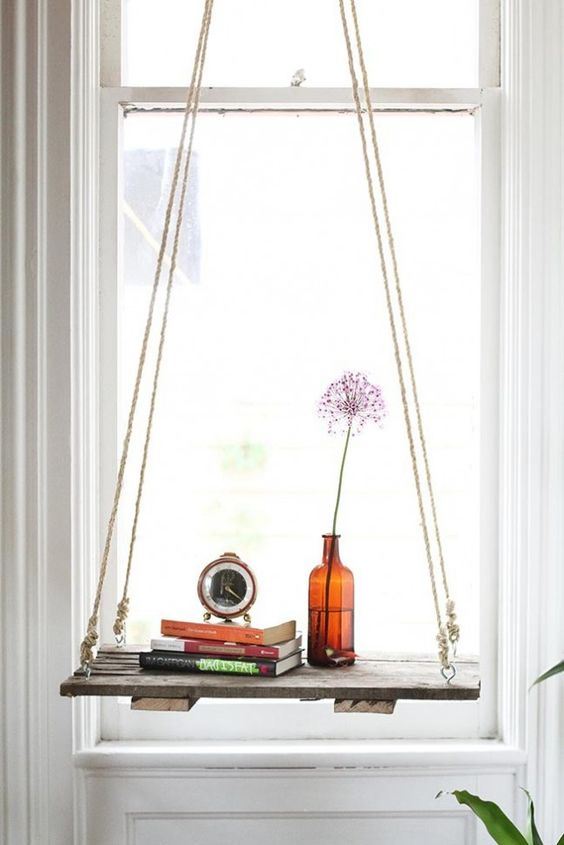 a hanging bedside table of a wood piece and some yarn is easy to DIY