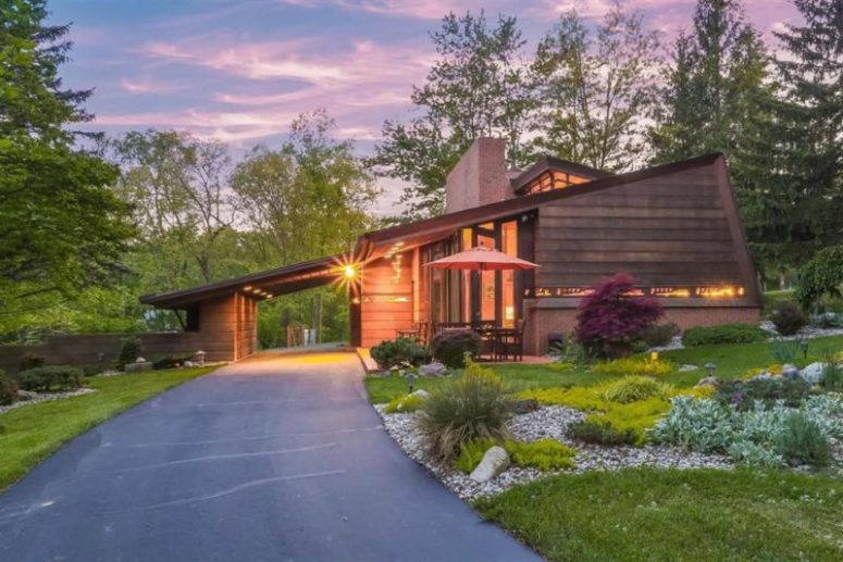This compact home was built in Michigan by Frank Lloyd Wright and it shows off his architecture principles This compact home was built in Michigan by Frank Lloyd Wright and it shows off his architecture principles