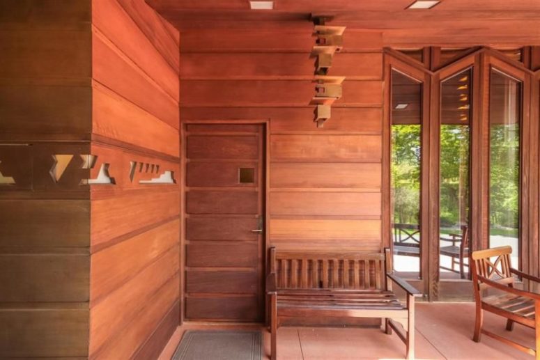 The house done in reds, these are red wood, bricks and even reddish concrete to compleye the color scheme The house done in reds, these are red wood, bricks and even reddish concrete to compleye the color scheme