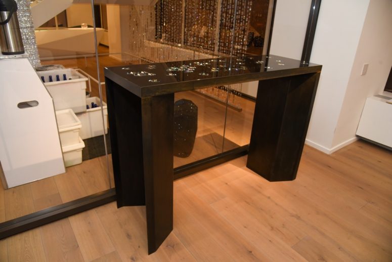There's a stunning glam piece in dark brown wood and with crystals in the top, so don't place too many things on the table to enjoy the shine There's a stunning glam piece in dark brown wood and with crystals in the top, so don't place too many things on the table to enjoy the shine