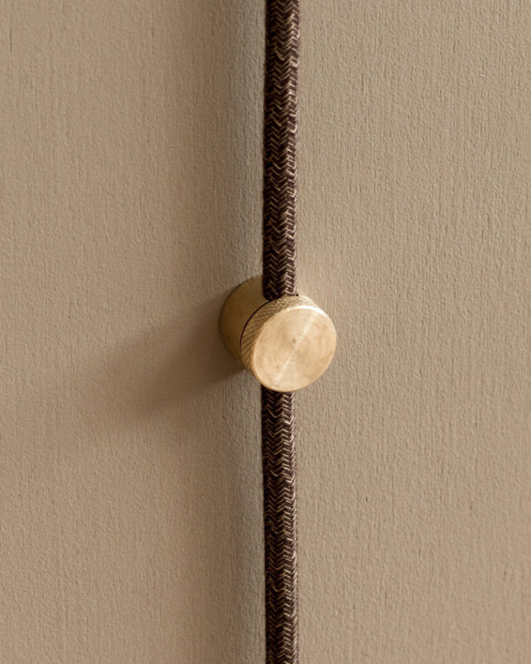This brass detail on the cord keeps it next to the wall to avoid any mess