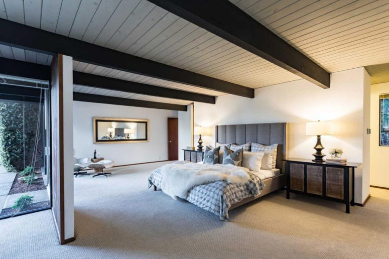 The master bedroom is filled with light but is still private enough,there's much negative space to make it feel so The master bedroom is filled with light but is still private enough,there's much negative space to make it feel so