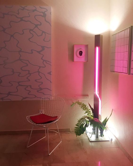 Néon Light Lights Tropical Chambre Rose Space lumineux Chambre Decor Spruce Spruce Inspo Ajout de feuilles Senteur Éclairage Miami Chambres Digsdigs