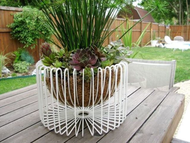 a wire basket fruit bowl by IKEA turned an outdoor planter is a bold modenr idea to try