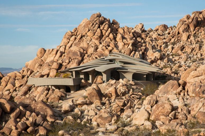 The house looks absolutely organic in the sony desert landscape