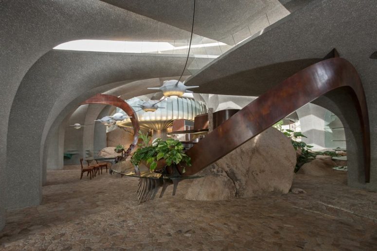 Sculptural elements inside continue the exterior and highlight the unique shapes and lines of the home Sculptural elements inside continue the exterior and highlight the unique shapes and lines of the home