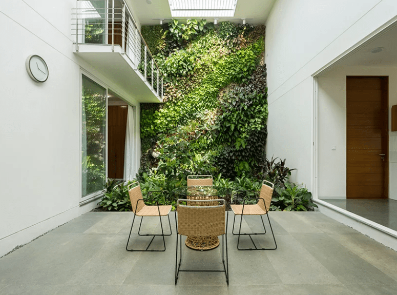 gorgeous indoor living wall A sheltered patio with a living wall is an ideal place for having meals, it looks very welcoming