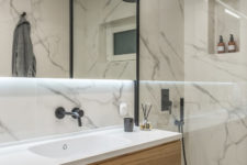 10 The guest bathroom is done inwhite marble and with black fixtures for a contrast