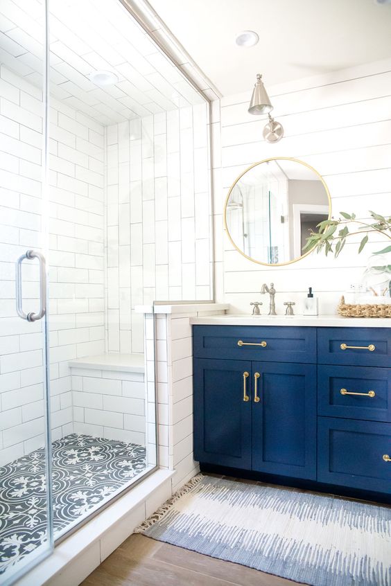 a navy vanity with brass touches is a chic idea for any bathroom, add brass fixtures to echo with it