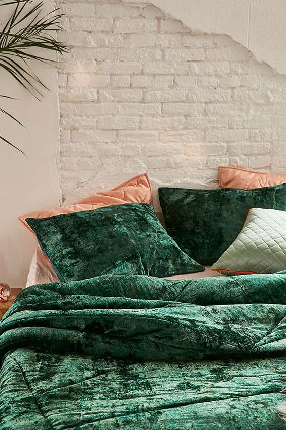 25 Easy Ways To Incorporate Green In Bedroom Decor