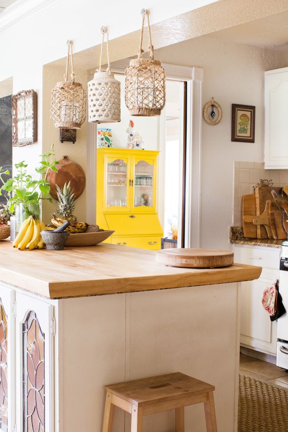 macrame lantern holders, a jute rug and wooden touches for a chic boho kitchen