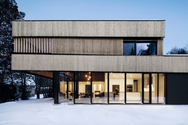 From the ground, the wood band rises and envelopes the living spaces by modulating the openings of the house From the ground, the wood band rises and envelopes the living spaces by modulating the openings of the house