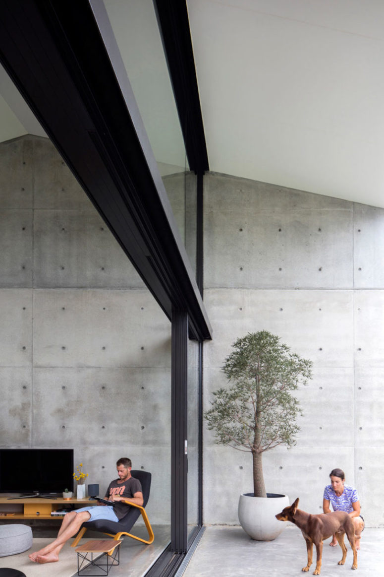 The doors are sliding ones to make the access to the backyard and garden easier and to fill the spaces with light The doors are sliding ones to make the access to the backyard and garden easier and to fill the spaces with light
