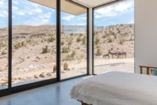 06 The master bedroom is almost fully glazed to enjoy the views of the desert